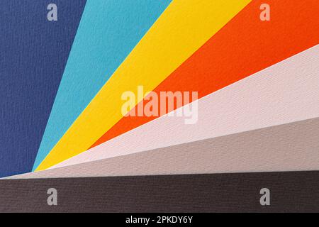 Eine Nahaufnahme abstrakter Fotografie von farbigem Papier. Stockfoto