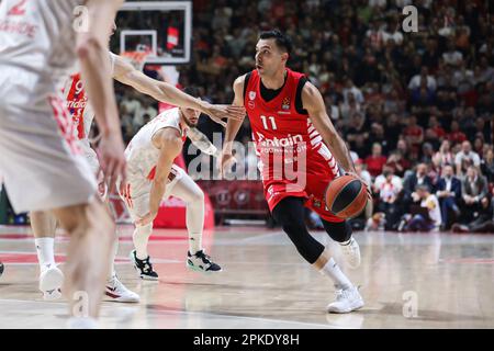 Belgrad, Serbien, 6. April 2023. Kostas Sloukas von Olympiacos Piraeus fährt während des EuroLeague-Spiels der Turkish Airlines 2022/2023 zwischen Crvena Zvezda mts Belgrad und Olympiacos Piraeus in der Halle Aleksandar Nikolic in Belgrad, Serbien, in den Korb. 6. April 2023. Kredit: Nikola Krstic/Alamy Stockfoto