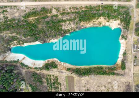 ariel Draufsicht auf einen alten überfluteten Kalksteinbruch mit türkisfarbenem Wasser Stockfoto