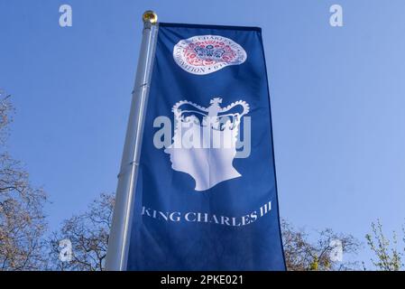 London, England, Großbritannien. 7. April 2023. König Karl III. Krönungsbanner wurden auf dem Russell Square vor der Krönung installiert, die am 6. Mai stattfindet, während die Vorbereitungen rund um London beginnen. (Kreditbild: © Vuk Valcic/ZUMA Press Wire) NUR REDAKTIONELLE VERWENDUNG! Nicht für den kommerziellen GEBRAUCH! Stockfoto