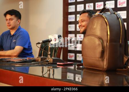 Bangladesch Testhauptmann Shakib Al Hasan nimmt an der Pressekonferenz nach dem Spiel Teil, als Bangladesch Irland eine Sieben-Wicket-Niederlage als Jagd auf die Heimat gab Stockfoto