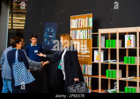 4. April 2023, Melbourne, Australien: Vizekanzlerin der Monash University, Prof. Margaret Gardner (C), Treffen mit dem Low FODMAP-Team und Mitarbeitern des Monash Publishing bei der Monash Low FODMAP-Kochbucheinführung. Die Veranstaltung zur Veröffentlichung des Buches wird von Monash Publishing und Monash University, Abteilung für Gastroenterologie, FODMAP-Team organisiert. Das Cookbook enthält Rezepte mit niedrigem FODMAP und wissenschaftliche Daten und wurde für Menschen mit Reizdarmsyndrom (RDS) entwickelt. An der Einführung des Buches nahmen die Vizekanzlerin Margaret Gardner, Vorsitzende des Monash Publishing Marilyn Louise Warner AC KC, und Prof. Peter G der Monash University Teil Stockfoto