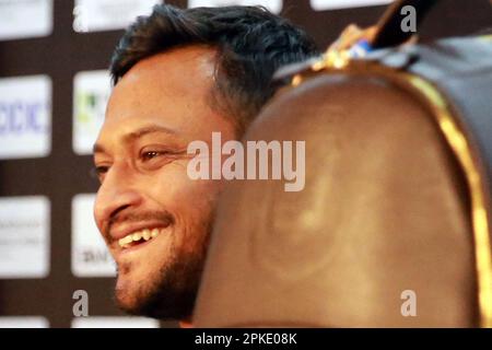 Bangladesch Testhauptmann Shakib Al Hasan nimmt an der Pressekonferenz nach dem Spiel Teil, als Bangladesch Irland eine Sieben-Wicket-Niederlage als Jagd auf die Heimat gab Stockfoto