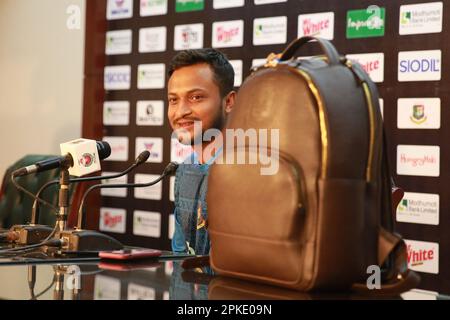 Bangladesch Testhauptmann Shakib Al Hasan nimmt an der Pressekonferenz nach dem Spiel Teil, als Bangladesch Irland eine Sieben-Wicket-Niederlage als Jagd auf die Heimat gab Stockfoto