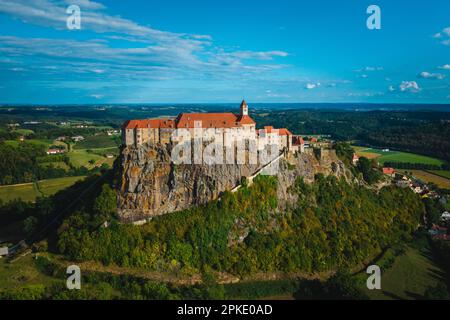 Die majestätische Festung von Riegersburg: Ein Blick aus der Vogelperspektive: Burg Riegersburg Stockfoto