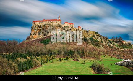 Die majestätische Festung von Riegersburg: Ein Blick aus der Vogelperspektive: Burg Riegersburg Stockfoto