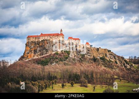 Die majestätische Festung von Riegersburg: Ein Blick aus der Vogelperspektive: Burg Riegersburg Stockfoto