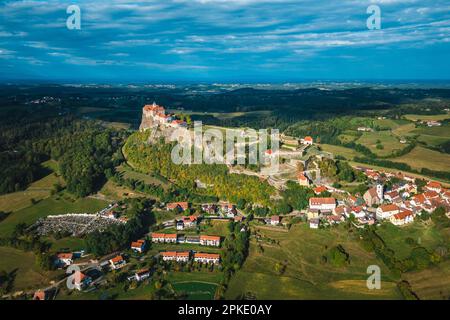 Die majestätische Festung von Riegersburg: Ein Blick aus der Vogelperspektive: Burg Riegersburg Stockfoto