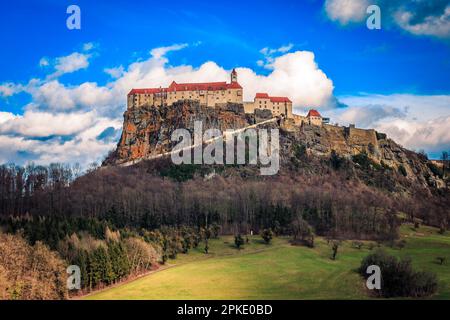 Die majestätische Festung von Riegersburg: Ein Blick aus der Vogelperspektive: Burg Riegersburg Stockfoto