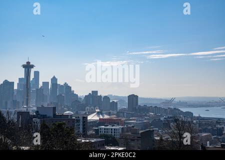 Die Skyline von Seattle vom Kerry Park aus gesehen. Sichtbar sind die Space Needle, das Seattle Centre, Downtown Seattle und die Waterfront Stockfoto