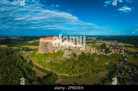 Die majestätische Festung von Riegersburg: Ein Blick aus der Vogelperspektive: Burg Riegersburg Stockfoto