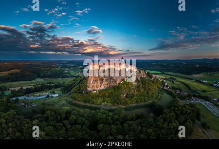 Die majestätische Festung von Riegersburg: Ein Blick aus der Vogelperspektive: Burg Riegersburg Stockfoto