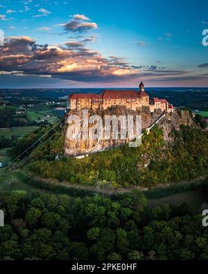 Die majestätische Festung von Riegersburg: Ein Blick aus der Vogelperspektive: Burg Riegersburg Stockfoto