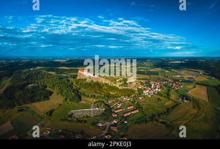 Die majestätische Festung von Riegersburg: Ein Blick aus der Vogelperspektive: Burg Riegersburg Stockfoto