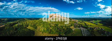 Die majestätische Festung von Riegersburg: Ein Blick aus der Vogelperspektive: Burg Riegersburg Stockfoto