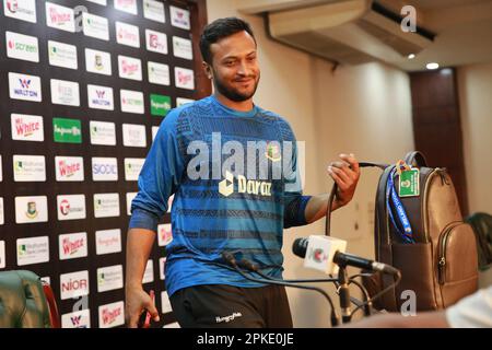 Bangladesch Testhauptmann Shakib Al Hasan nimmt an der Pressekonferenz nach dem Spiel Teil, als Bangladesch Irland eine Sieben-Wicket-Niederlage als Jagd auf die Heimat gab Stockfoto