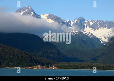 Bergkette in der Resurrection Bay vom Hafen von Seward, Alaska aus gesehen Stockfoto