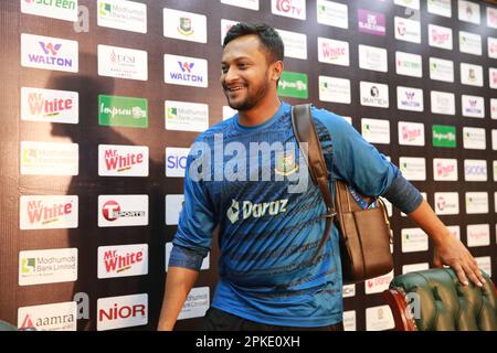 Bangladesch Testhauptmann Shakib Al Hasan nimmt an der Pressekonferenz nach dem Spiel Teil, als Bangladesch Irland eine Sieben-Wicket-Niederlage als Jagd auf die Heimat gab Stockfoto