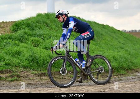 Roubaix, Frankreich. 07. April 2023. Dänischer Kasper Asgreen von Soudal Quick-Step in Aktion während der Aufklärung der Rennstrecke vor dem diesjährigen Radrennen Paris-Roubaix, Freitag, den 07. April 2023, um Roubaix, Frankreich. Die Radrennen Paris-Roubaix finden an diesem Wochenende statt, wobei die Frauen am Samstag und die Männer am Sonntag reiten. BELGA PHOTO DIRK WAEM Credit: Belga News Agency/Alamy Live News Stockfoto