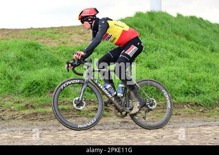 Roubaix, Frankreich. 07. April 2023. Belgischer Tim Merlier von Soudal Quick-Step in Aktion während der Aufklärung der Rennstrecke vor dem diesjährigen Radrennen Paris-Roubaix, Freitag, den 07. April 2023, um Roubaix, Frankreich. Die Radrennen Paris-Roubaix finden an diesem Wochenende statt, wobei die Frauen am Samstag und die Männer am Sonntag reiten. BELGA PHOTO DIRK WAEM Credit: Belga News Agency/Alamy Live News Stockfoto