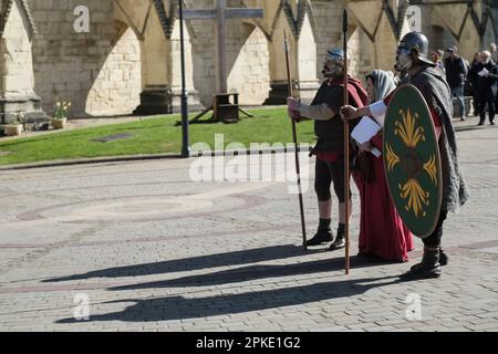 Gloucester, Großbritannien. 7. April 2023. Das Passionsspiel „The Way of the Cross“ wird am Karfreitag in Gloucester aufgeführt. Rom wirft einen langen Schatten auf das Geschehen. Die Veranstaltung ist eine Partnerschaft mit Gloucester Cathedral, Gloucester City Deanery & Churches zusammen in Gloucester. Kredit: JMF News/Alamy Live News Stockfoto