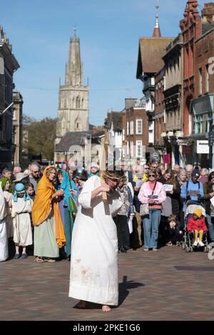 Gloucester, Großbritannien. 7. April 2023. Das Passionsspiel „The Way of the Cross“ findet am Karfreitag in Gloucester statt. Die Veranstaltung ist eine Partnerschaft mit Gloucester Cathedral, Gloucester City Deanery & Churches zusammen in Gloucester. Kredit: JMF News/Alamy Live News Stockfoto