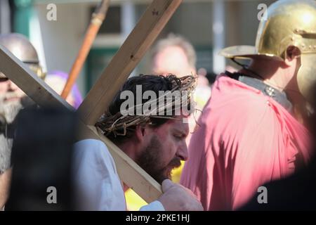 Gloucester, Großbritannien. 7. April 2023. Das Passionsspiel „The Way of the Cross“ findet am Karfreitag in Gloucester statt. Die Veranstaltung ist eine Partnerschaft mit Gloucester Cathedral, Gloucester City Deanery & Churches zusammen in Gloucester. Kredit: JMF News/Alamy Live News Stockfoto