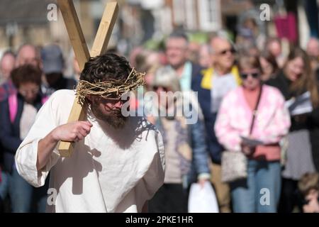 Gloucester, Großbritannien. 7. April 2023. Das Passionsspiel „The Way of the Cross“ findet am Karfreitag in Gloucester statt. Die Veranstaltung ist eine Partnerschaft mit Gloucester Cathedral, Gloucester City Deanery & Churches zusammen in Gloucester. Kredit: JMF News/Alamy Live News Stockfoto