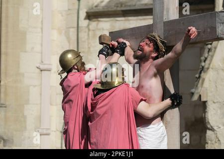 Gloucester, Großbritannien. 7. April 2023. Das Passionsspiel „The Way of the Cross“ findet am Karfreitag in Gloucester statt. Die Veranstaltung ist eine Partnerschaft mit Gloucester Cathedral, Gloucester City Deanery & Churches zusammen in Gloucester. Kredit: JMF News/Alamy Live News Stockfoto