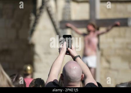 Gloucester, Großbritannien. 7. April 2023. Das Passionsspiel „The Way of the Cross“ findet am Karfreitag in Gloucester statt. Mobiltelefonphotgrafie zu Ostern. Stockfoto