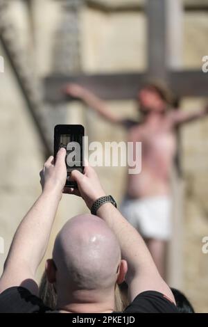 Gloucester, Großbritannien. 7. April 2023. Das Passionsspiel „The Way of the Cross“ findet am Karfreitag in Gloucester statt. Mobiltelefonphotgrafie zu Ostern. Stockfoto