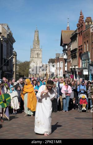 Gloucester, Großbritannien. 7. April 2023. Das Passionsspiel „The Way of the Cross“ findet am Karfreitag in Gloucester statt. Die Veranstaltung ist eine Partnerschaft mit Gloucester Cathedral, Gloucester City Deanery & Churches zusammen in Gloucester. Kredit: JMF News/Alamy Live News Stockfoto