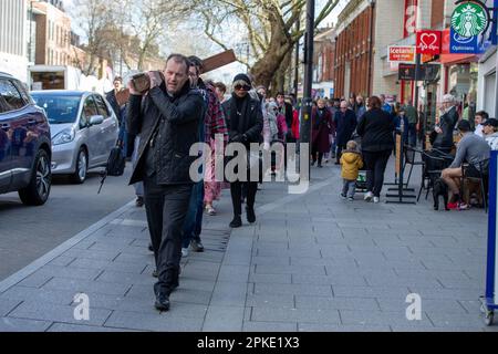 Brentwood, Essex, 7. April 2023 Karfreitagsprozession Witness Walk von St. Thomas Church und Brentwood High Street Credit Richard Lincoln/Alamy Live News Stockfoto