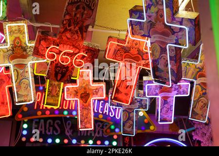 Zimmer voller bunter Neonschilder, Gods Own Junkyard, London, Großbritannien Stockfoto