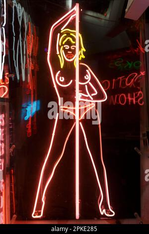 Stabtanz-Neon-Schild, Götter-eigenes Junkyard, London, Großbritannien Stockfoto