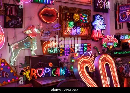 Zimmer voller bunter Neonschilder, Gods Own Junkyard, London, Großbritannien Stockfoto