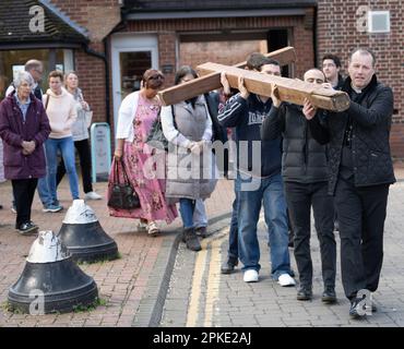 Brentwood, Großbritannien. 07. April 2023. Brentwood Essex 7. April 2023 Walk of Witness zur Feier des Karfreitags in Brentwood Essex UK Credit: Ian Davidson/Alamy Live News Stockfoto