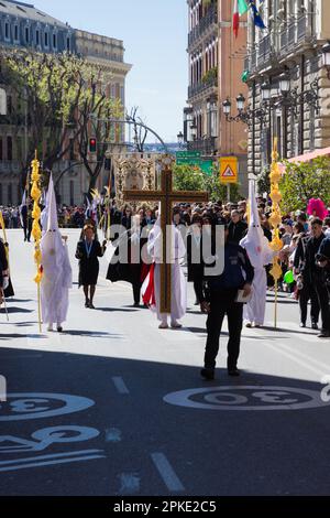 Madrid, Spanien; 2. April 2023: Prozession der Heiligen Woche am Palmsonntag, umgangssprachlich "el borriquito" (der kleine Esel) genannt. Mitglieder in Whii-Kleidung Stockfoto