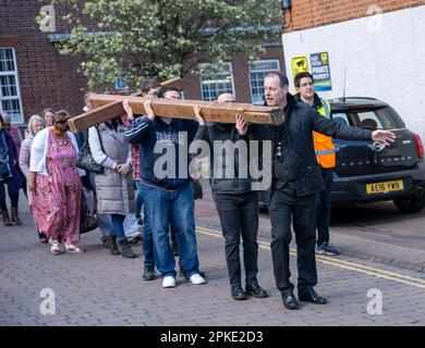 Brentwood, Großbritannien. 07. April 2023. Brentwood Essex 7. April 2023 Walk of Witness zur Feier des Karfreitags in Brentwood Essex UK Credit: Ian Davidson/Alamy Live News Stockfoto