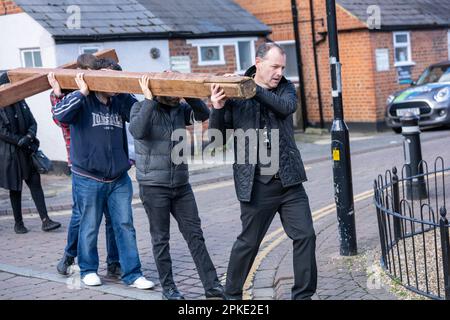 Brentwood, Großbritannien. 07. April 2023. Brentwood Essex 7. April 2023 Walk of Witness zur Feier des Karfreitags in Brentwood Essex UK Credit: Ian Davidson/Alamy Live News Stockfoto