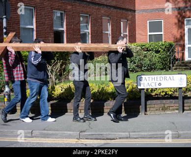 Brentwood, Großbritannien. 07. April 2023. Brentwood Essex 7. April 2023 Walk of Witness zur Feier des Karfreitags in Brentwood Essex UK Credit: Ian Davidson/Alamy Live News Stockfoto