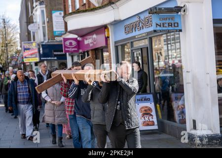 Brentwood, Großbritannien. 07. April 2023. Brentwood Essex 7. April 2023 Walk of Witness zur Feier des Karfreitags in Brentwood Essex UK Credit: Ian Davidson/Alamy Live News Stockfoto