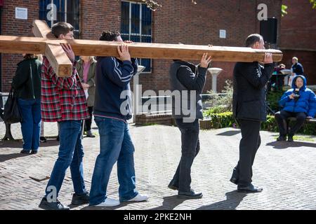 Brentwood, Großbritannien. 07. April 2023. Brentwood Essex 7. April 2023 Walk of Witness zur Feier des Karfreitags in Brentwood Essex UK Credit: Ian Davidson/Alamy Live News Stockfoto