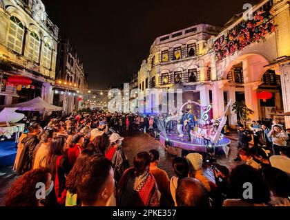 Haikou, Chinas Provinz Hainan. 3. Februar 2023. Touristen beobachten Live-Auftritte einer Band auf einem Straßenmarkt in Haikou, Südchina Provinz Hainan, am 3. Februar 2023. Kredit: Guo Cheng/Xinhua/Alamy Live News Stockfoto