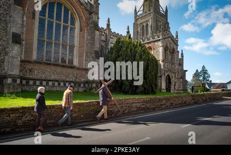 Thaxted, England, Gb 07. April 2023. Thaxted Essex UK Zeugenprozession am Karfreitag 7. April 2023 Daniel Fox trägt das christliche Kreuz der Opfer, während er die Prozession am Osterfreitagmorgen durch die wunderschöne Stadt Thaxted im Nordwesten von Essex führt. Kredit: BRIAN HARRIS/Alamy Live News Stockfoto