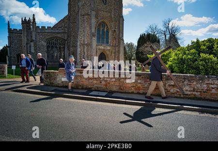 Thaxted, England, Gb 07. April 2023. Thaxted Essex UK Zeugenprozession am Karfreitag 7. April 2023 Daniel Fox trägt das christliche Kreuz der Opfer, während er die Prozession am Osterfreitagmorgen durch die wunderschöne Stadt Thaxted im Nordwesten von Essex führt. Kredit: BRIAN HARRIS/Alamy Live News Stockfoto