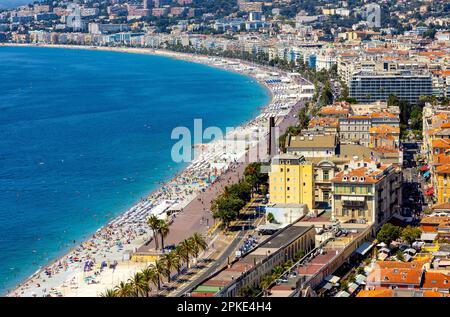 Nizza, Frankreich - 3. August 2022: Schönes Panorama mit Altstadt Vieille Ville, Promenade des Anglais Boulevard und Strand an der französischen Riviera von medi Stockfoto