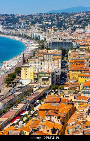 Nizza, Frankreich - 3. August 2022: Schönes Panorama mit Altstadt Vieille Ville, Promenade des Anglais Boulevard und Strand an der französischen Riviera von medi Stockfoto