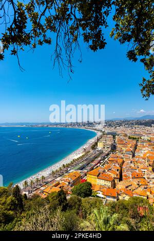 Nizza, Frankreich - 3. August 2022: Schönes Panorama mit Altstadt Vieille Ville, Promenade des Anglais Boulevard und Strand an der französischen Riviera von medi Stockfoto