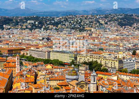 Nizza, Frankreich - 3. August 2022: Schönes Panorama mit Vieille Ville, historischer Altstadt mit Saint-Reparata-Kathedrale an der französischen Riviera Mediterr Stockfoto